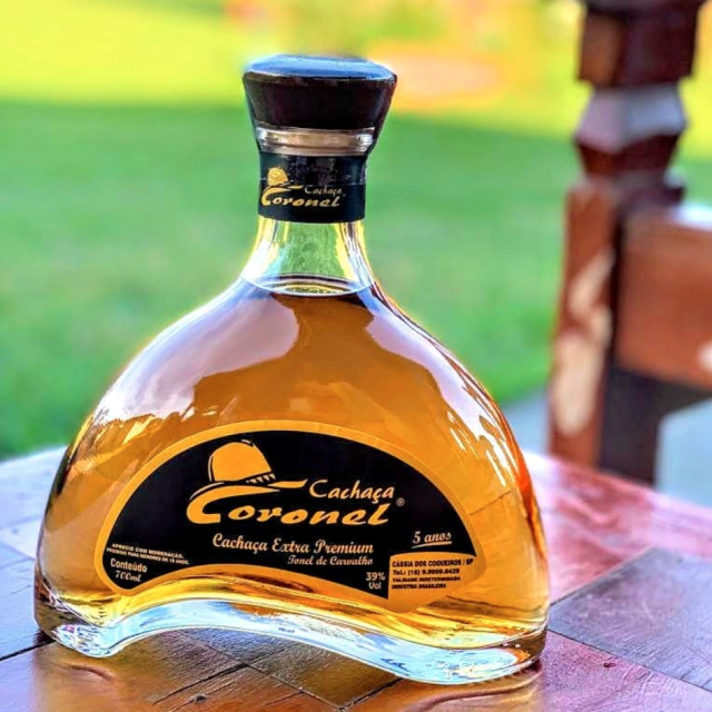 Garrafa da cachaça Coronel Extra Premium