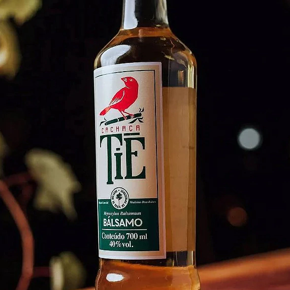 Garrafa da cachaça Tiê Bálsamo