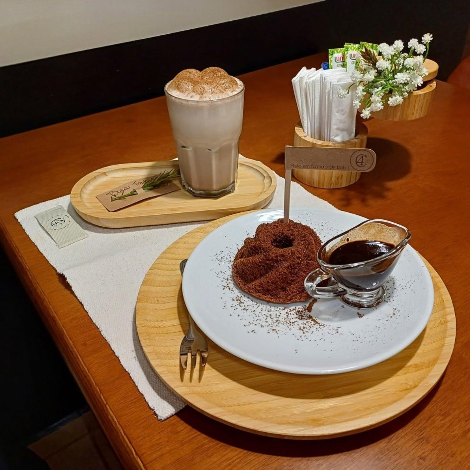 Bolo de chocolate com café servido na cafeteria 4Cs