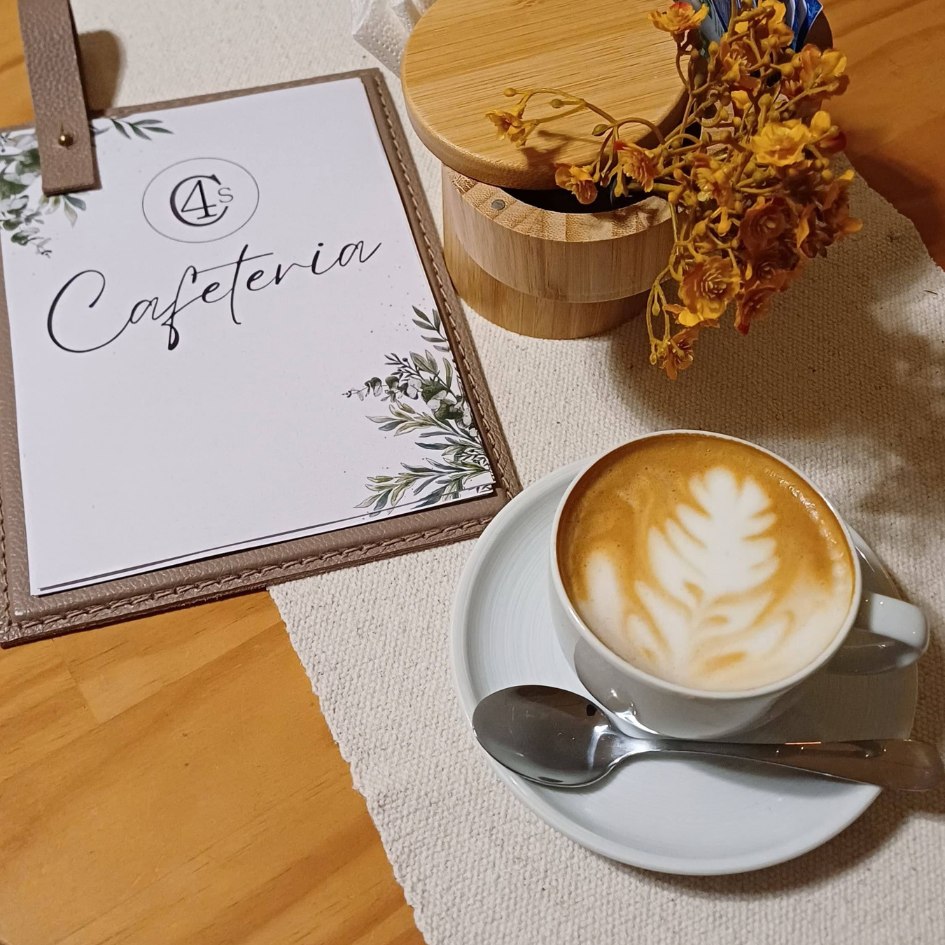 Menu da cafeteria 4Cs com capuccino