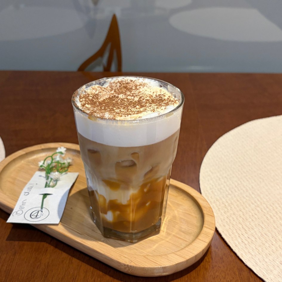 Café gelado com caramelo servido na cafeteria 4Cs