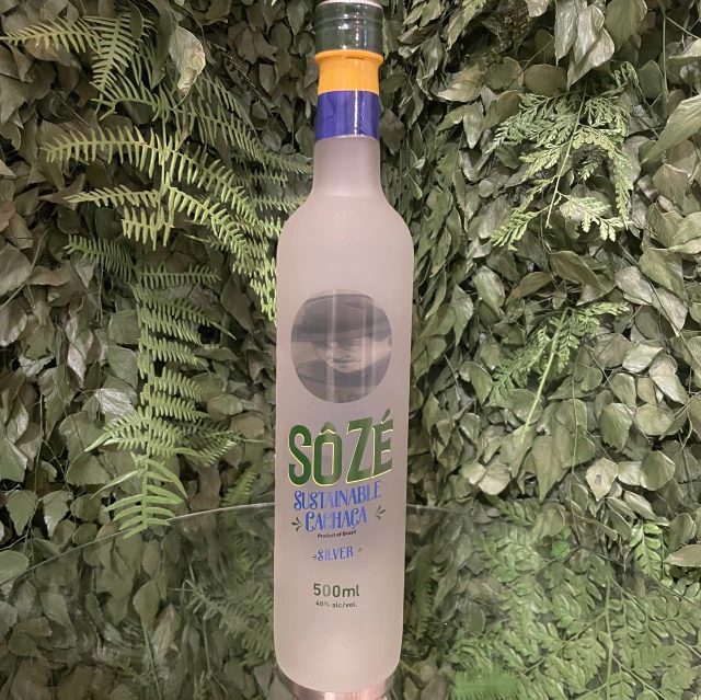 Garrafa da cachaça SôZé Prata